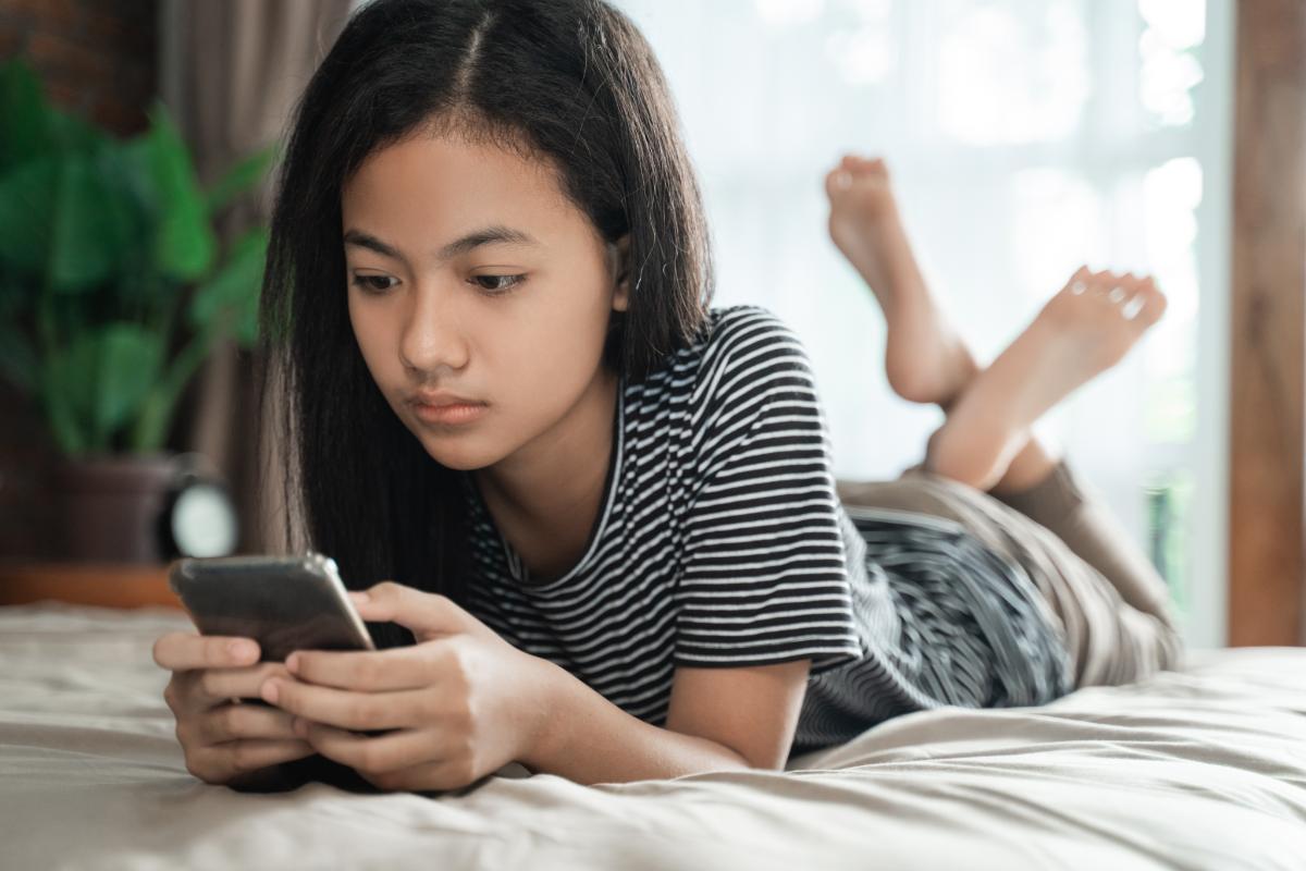 a teen forgoes social interaction to stay in her room alone on her phone and the internet