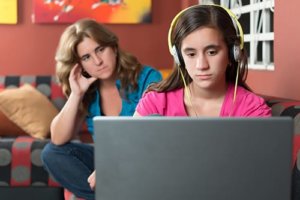 Mom concerned that her daughter may need Internet addiction treatment