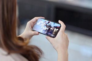teen uses smartphone and struggles with need for smartphone addiction treatment