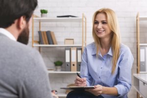 teen discusses dialectical behavioural therapy with therapist