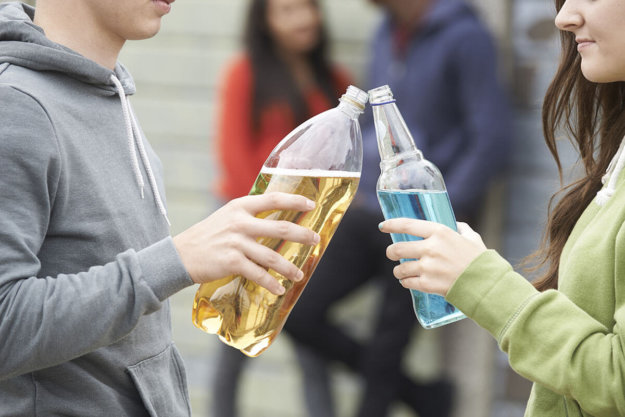 two teens drinking alcohol displaying why do teens turn to drinking
