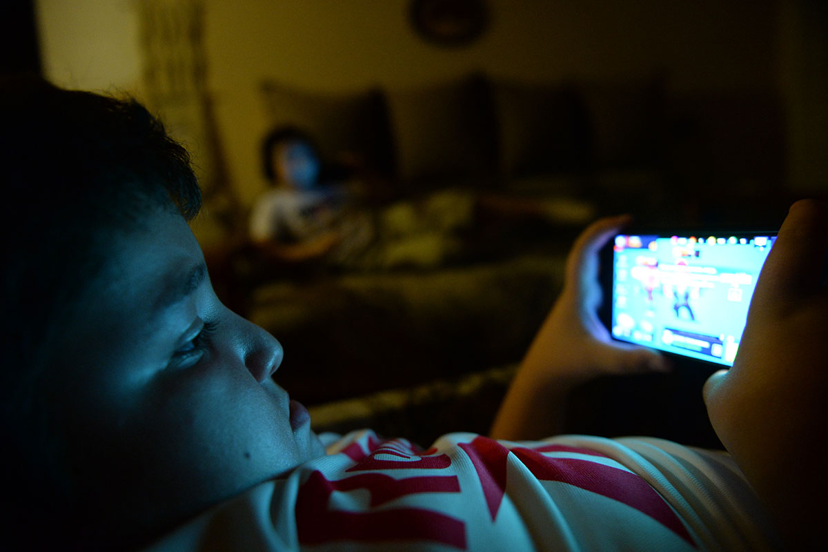 child suffering from electronic addiction